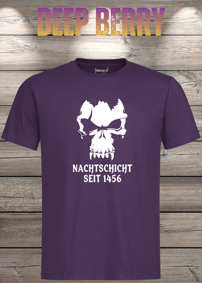 Gothic T-Shirt Skull Totenkopf Vampir Nachtschicht seit 1456 in Deep Berry.