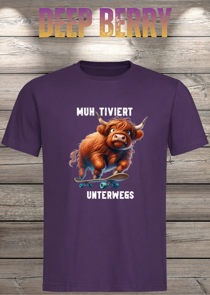 Unisex-T-Shirt „MUH-TIVIERT UNTERWEGS“ in Deep Berry.