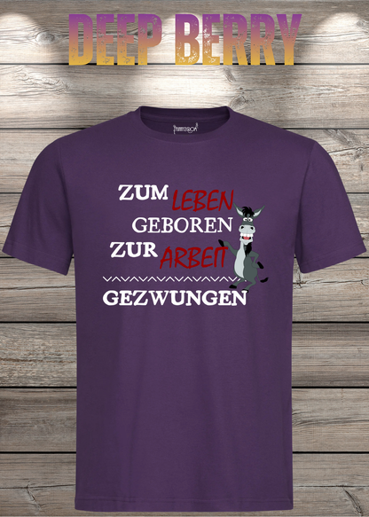 Unisex-T-Shirt „Zum Leben geboren zur Arbeit gezwungen“ in Deep Berry.