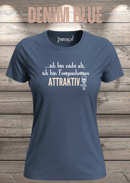 Ich bin nicht alt – ich bin fortgeschritten attraktiv! Damen T-Shirt in Denim Blue.