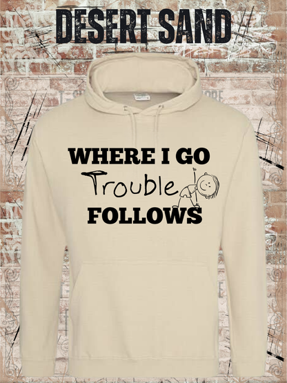 Unisex-Hoodie „Where I Go Trouble Follows“ in Desert Sand, Vorderansicht.