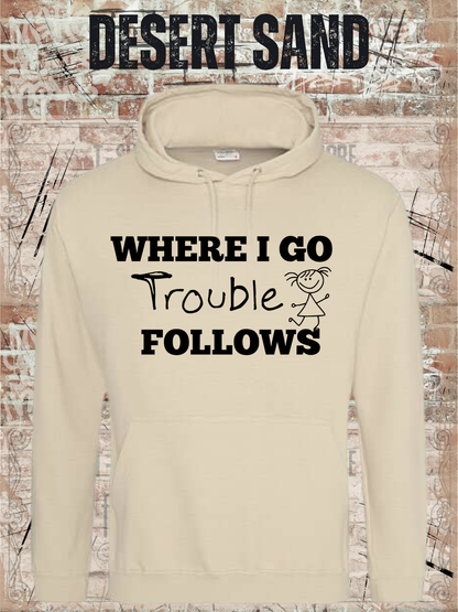 Unisex-Hoodie „Where I Go Trouble Follows“ in Desert Sand, Vorderansicht.