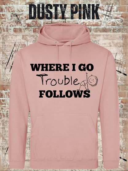 Unisex-Hoodie „Where I Go Trouble Follows“ in Dusty Pink, Vorderansicht.