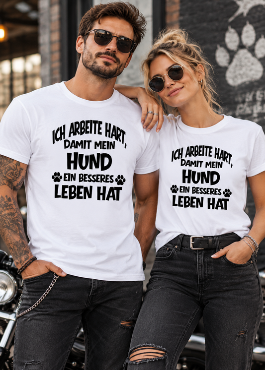 Frau und Mann im rockigen Look mit Weißem Unisex Hunde T-Shirt – Ich arbeite hart, damit mein Hund ein besseres Leben hat – FunnyZoom