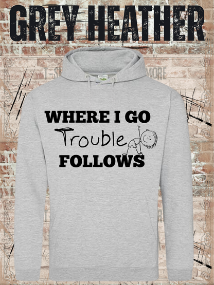 Unisex-Hoodie „Where I Go Trouble Follows“ in Heather Grey, Vorderansicht.