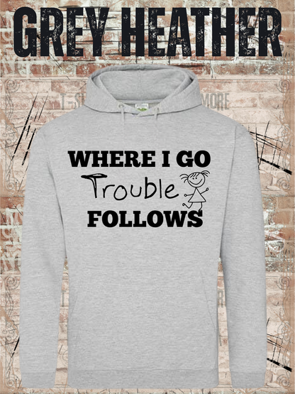 Unisex-Hoodie „Where I Go Trouble Follows“ in Heather Grey, Vorderansicht.