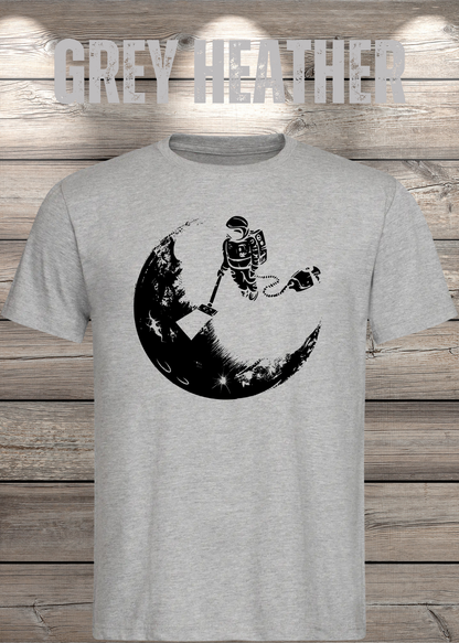 T-Shirt Mond mit Astronaut der Mond mit Staubsauger Staub saugt in Grey Heather.