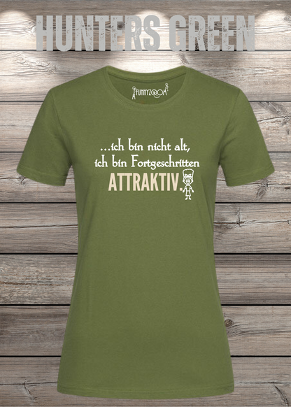 Ich bin nicht alt – ich bin fortgeschritten attraktiv! Damen T-Shirt in Hunters Green.