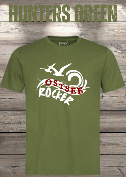 Unisex-T-Shirt „Ostsee Rocker“ in Hunters Green.