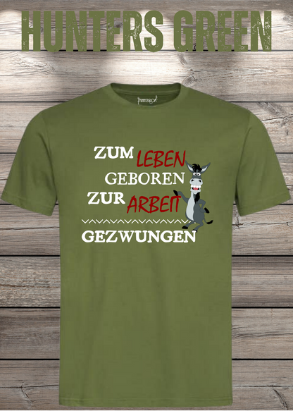 Unisex-T-Shirt „Zum Leben geboren zur Arbeit gezwungen“ in Hunters Green.