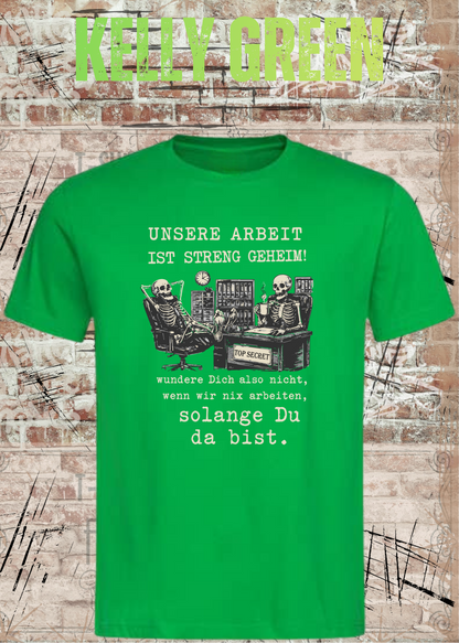 Unisex-T-Shirt „Unsere Arbeit ist streng geheim“ in Kelly Green.