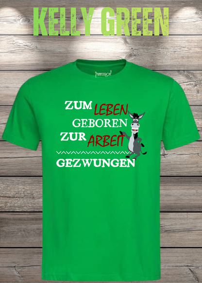 Unisex-T-Shirt „Zum Leben geboren zur Arbeit gezwungen“ in Kelly Green.