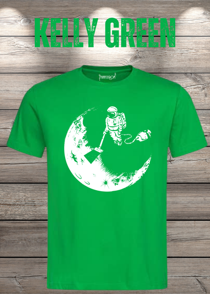T-Shirt Mond mit Astronaut der Mond mit Staubsauger Staub saugt in Kelly Green.