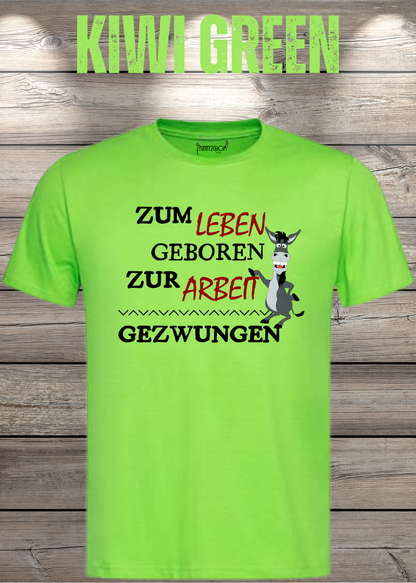 Unisex-T-Shirt „Zum Leben geboren zur Arbeit gezwungen“ in Kiwi Green.