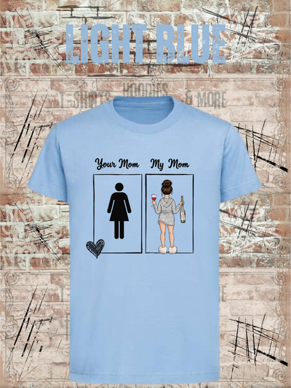 Kinder-T-Shirt „Your Mom My Mom“ in Light Blue.