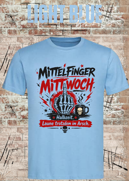 Unisex-T-Shirt „Mittelfinger Mittwoch – Halbzeit, Laune im Arsch“ in Light Blue.