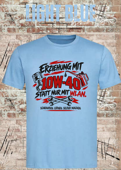 Unisex-T-Shirt „Erziehung mit 10W-40“ in Light Blue.