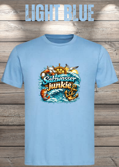 Salzwasser-Junkie Unisex T-Shirt in Light Blue.