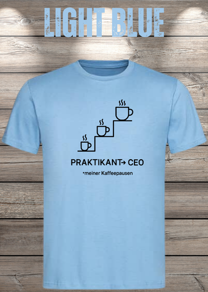 Unisex-T-Shirt „Praktikant zum CEO meiner Kaffeepausen“ in Light Blue.