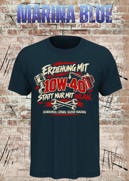 Unisex-T-Shirt „Erziehung mit 10W-40“ in Marina Blue.