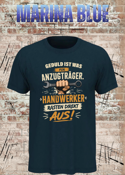Geduld ist was für Anzugträger – Handwerker rasten direkt aus! T-Shirt in Marina Blue.