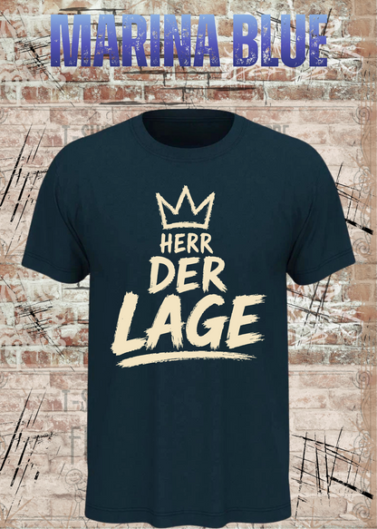 Herren-T-Shirt „Herr der Lage“ in Marina Blue.