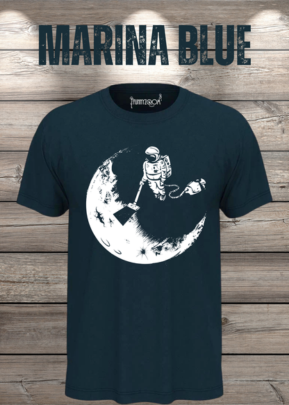 T-Shirt Mond mit Astronaut der Mond mit Staubsauger Staub saugt in Marina Blue.