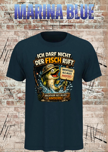 Unisex Angler T-Shirt – Ich darf nicht, der Fisch ruft in Marina Blue.