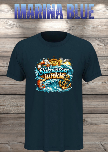 Salzwasser-Junkie Unisex T-Shirt in Marina Blue.