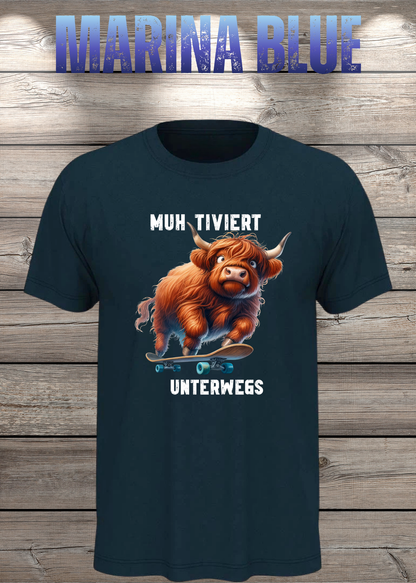 Unisex-T-Shirt „MUH-TIVIERT UNTERWEGS“ in Marina Blue.