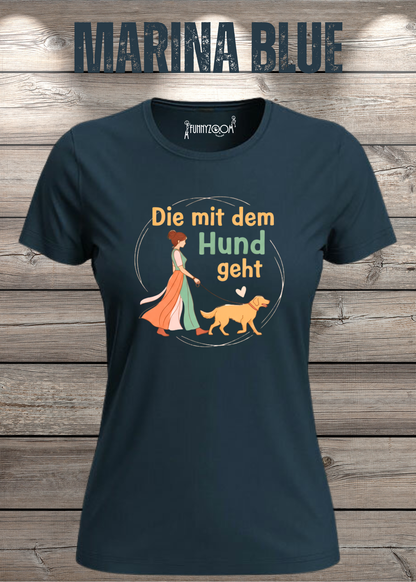 Damen-T-Shirt „Die mit dem Hund geht“ in Marina Blue.