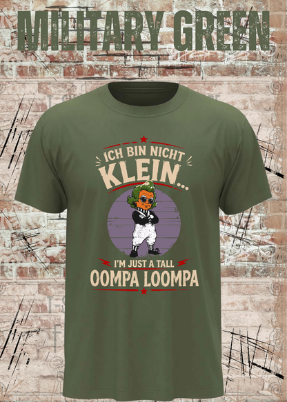 Unisex-T-Shirt „Ich bin nicht klein... I'm Just A Tall Oompa Loompa“ in Military Green.