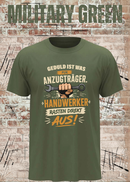 Geduld ist was für Anzugträger – Handwerker rasten direkt aus! T-Shirt in Military Green.