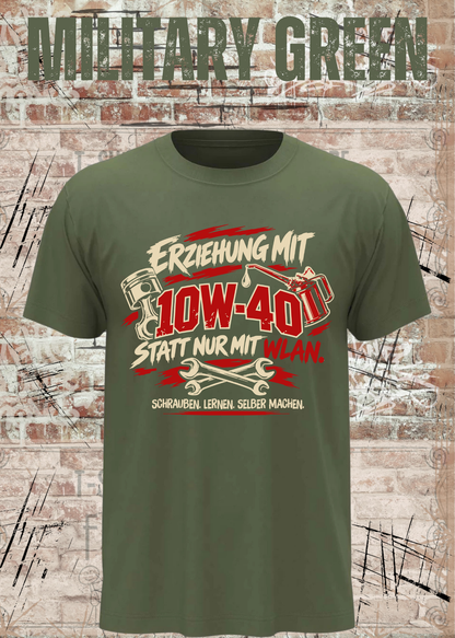 Unisex-T-Shirt „Erziehung mit 10W-40“ in Military Green.
