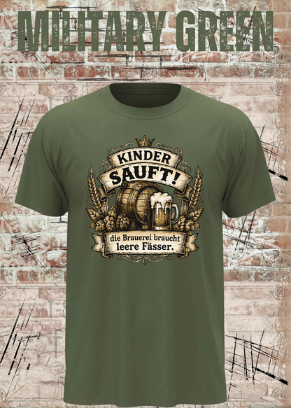 Unisex-T-Shirt „Kinder sauft! – Die Brauerei braucht leere Fässer“ in Military Green.