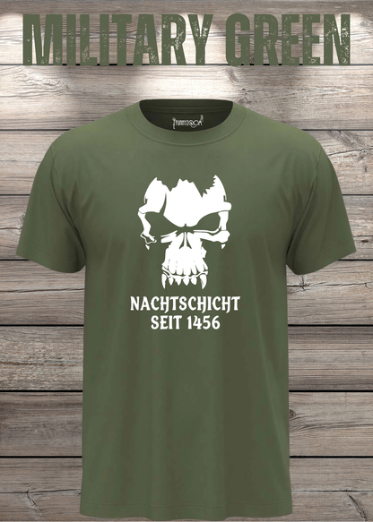 Gothic T-Shirt Skull Totenkopf Vampir Nachtschicht seit 1456 in Military Green.