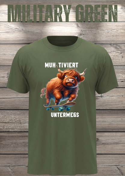Unisex-T-Shirt „MUH-TIVIERT UNTERWEGS“ in Military Green.
