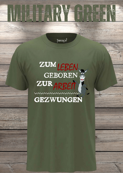 Unisex-T-Shirt „Zum Leben geboren zur Arbeit gezwungen“ in Military Green.