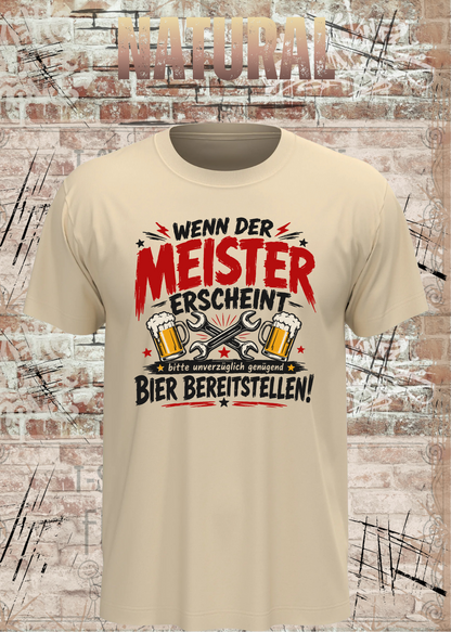 Herren-T-Shirt „Wenn der Meister erscheint – Bier bereitstellen“ in Natural.