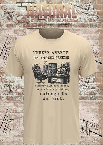 Unisex-T-Shirt „Unsere Arbeit ist streng geheim“ in Natural.