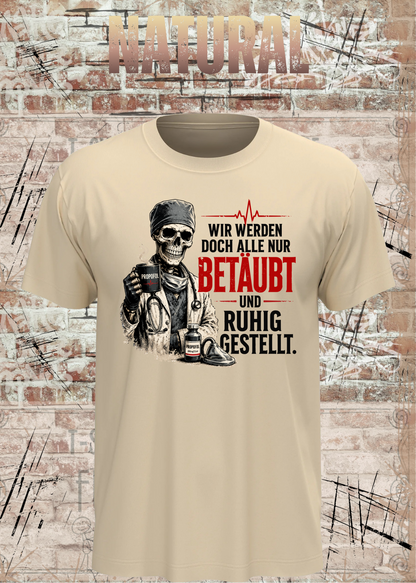 Anästhesie T-Shirt – Wir werden doch alle nur betäubt und ruhig gestellt in Natural.