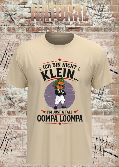 Unisex-T-Shirt „Ich bin nicht klein... I'm Just A Tall Oompa Loompa“ in Natural.