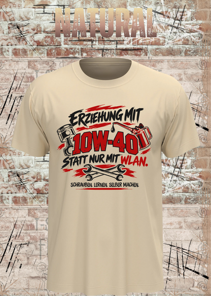 Unisex-T-Shirt „Erziehung mit 10W-40“ in Natural.