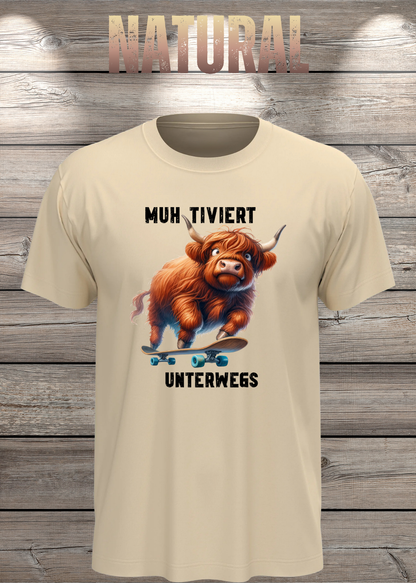 Unisex-T-Shirt „MUH-TIVIERT UNTERWEGS“ in Natural.