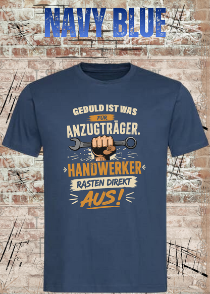 Geduld ist was für Anzugträger – Handwerker rasten direkt aus! T-Shirt in Navy Blue.