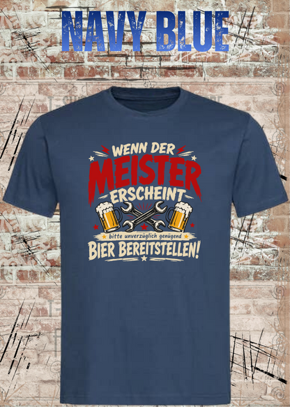 Herren-T-Shirt „Wenn der Meister erscheint – Bier bereitstellen“ in Navy Blue.
