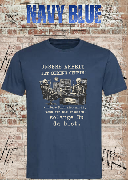 Unisex-T-Shirt „Unsere Arbeit ist streng geheim“ in Navy Blue.