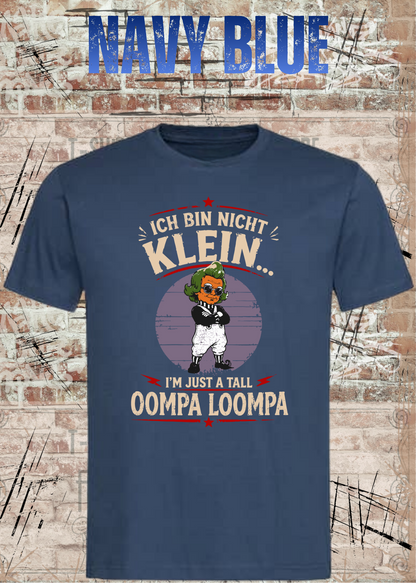 Unisex-T-Shirt „Ich bin nicht klein... I'm Just A Tall Oompa Loompa“ in Navy Blue.