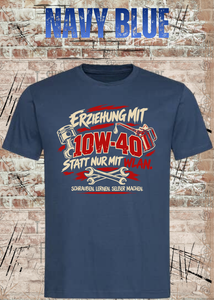 Unisex-T-Shirt „Erziehung mit 10W-40“ in Navy Blue.