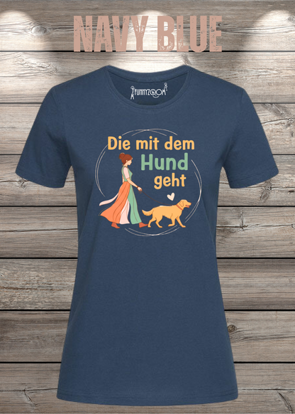 Damen-T-Shirt „Die mit dem Hund geht“ in Navy Blue.